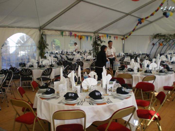 Préparation de la salle pour un événement Lot