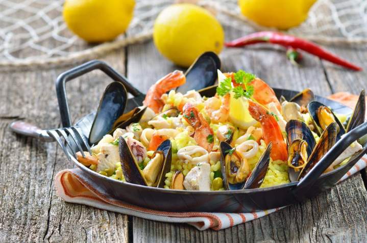 Paella garnie aux fruits de mer Lot