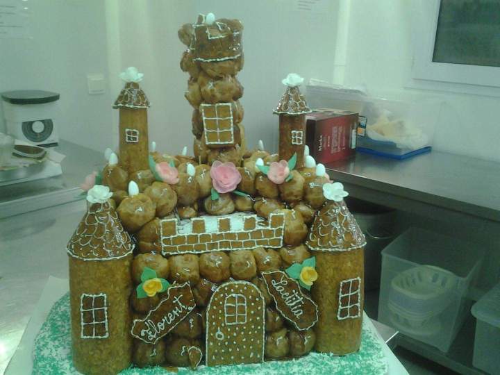 Pièce montée élaborée en forme de château Lot