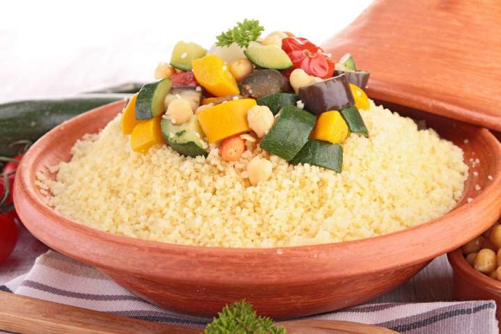 Un plat de couscous végétarien Lot