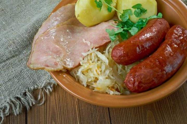 Une assiette de choucroute garnie Lot